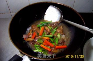 【飞禽美味精典】-《根茎蔬果炒乳鸽》又名《时蔬根茎炒乳鸽》的做法步骤：7