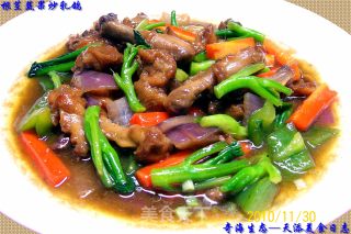 【飞禽美味精典】-《根茎蔬果炒乳鸽》又名《时蔬根茎炒乳鸽》的做法步骤：7
