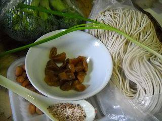 花生芝香拌面的做法步骤：2