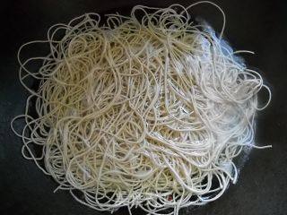 花生芝香拌面的做法步骤：2