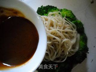 花生芝香拌面的做法步骤：2