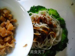 花生芝香拌面的做法步骤：2