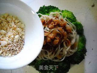 花生芝香拌面的做法步骤：2