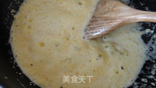 美味的咸鸭蛋炒饭的做法步骤：4