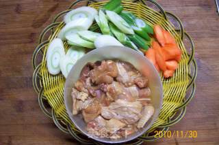 【飞禽美味精典】《萝卜大葱炒乳鸽》的做法步骤：7