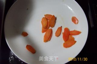 【飞禽美味精典】《萝卜大葱炒乳鸽》的做法步骤：7