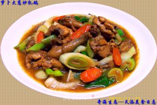 【飞禽美味精典】《萝卜大葱炒乳鸽》的做法步骤：7