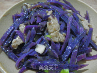 紫土豆炒肉片的做法