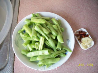 干煸四季豆的做法步骤：2