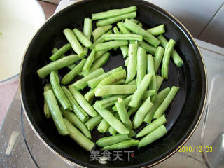 干煸四季豆的做法步骤：2