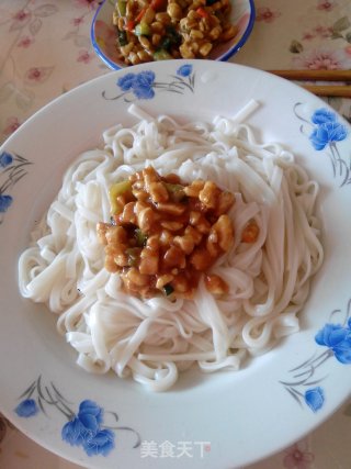 黄瓜鸡丁拌面酱卤的做法