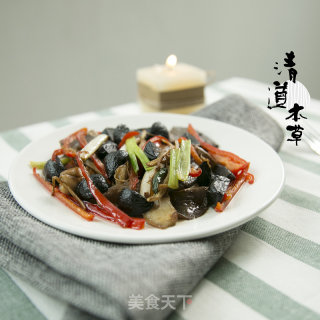 黑蒜炒平菇的做法