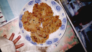 鸡蛋剩饭煎饼的做法