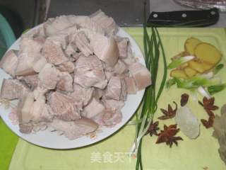 百叶结红烧肉的做法步骤：2