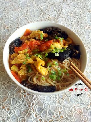 西红柿木耳鸡蛋面的做法