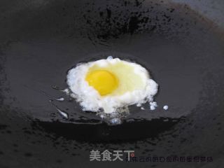 奶白色的煎蛋包菜汤的做法步骤：4