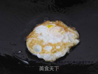 奶白色的煎蛋包菜汤的做法步骤：4