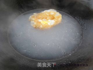 奶白色的煎蛋包菜汤的做法步骤：4