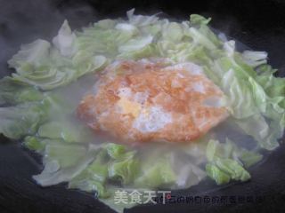 奶白色的煎蛋包菜汤的做法步骤：4