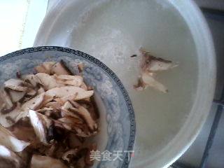 小朋友的蘑菇牛肉粥的做法步骤：2