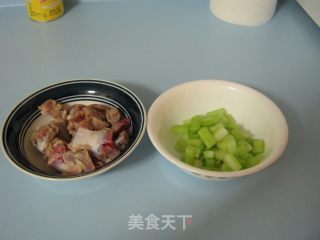 芹菜炒鸡胗的做法步骤：2