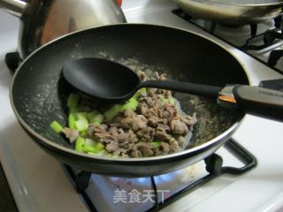 芹菜炒鸡胗的做法步骤：2