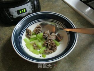芹菜炒鸡胗的做法步骤：2