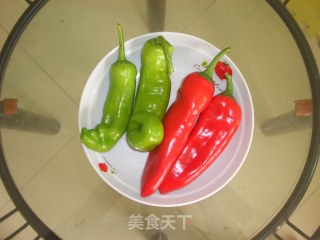 “红黄绿”炒猪肚的做法步骤：2