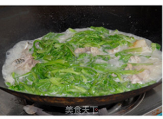 茼蒿鱼头汤的做法步骤：2