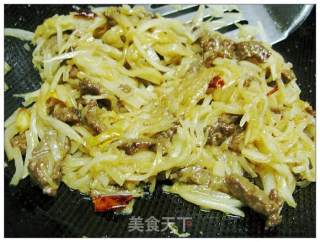 牛肉炒萝卜丝的做法步骤：2