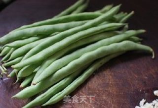 蒜香怪味豆角的做法步骤：2