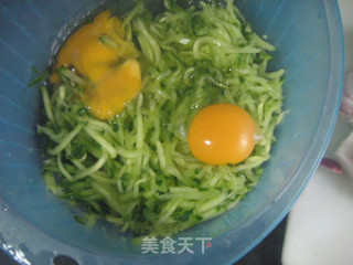鸡蛋吐丝---黄瓜厚蛋饺的做法步骤：4