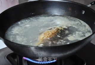 鲫鱼荷包蛋萝卜丝汤的做法步骤：2