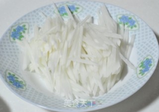 鲫鱼荷包蛋萝卜丝汤的做法步骤：2