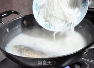 鲫鱼荷包蛋萝卜丝汤的做法步骤：2