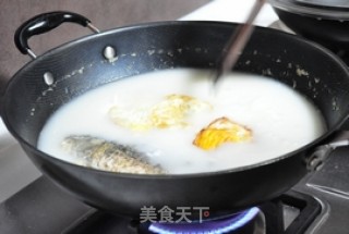 鲫鱼荷包蛋萝卜丝汤的做法步骤：2