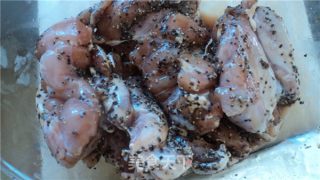 烤黑椒鸡腿肉的做法步骤：2