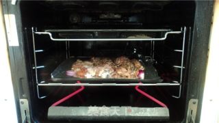 烤黑椒鸡腿肉的做法步骤：2