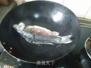 秘制酱汁烧阳干鲫鱼的做法步骤：2