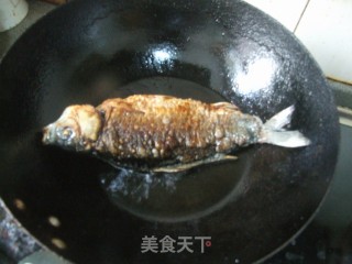 秘制酱汁烧阳干鲫鱼的做法步骤：2