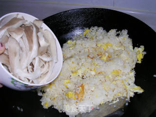 蘑菇炒饭的做法步骤：2