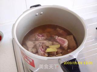 排骨酱烧竹笋衣的做法步骤：2