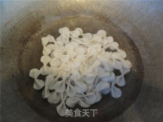 腊肉五彩蝴蝶面的做法步骤：4