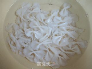 腊肉五彩蝴蝶面的做法步骤：4