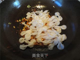 腊肉五彩蝴蝶面的做法步骤：4
