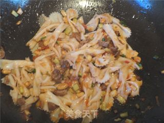 腊肉五彩蝴蝶面的做法步骤：4