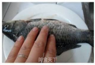 荷包蛋鲫鱼浓汤的做法步骤：2