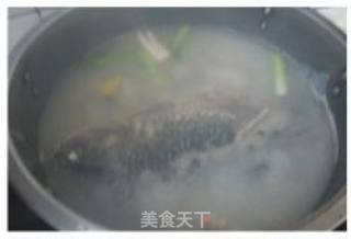 荷包蛋鲫鱼浓汤的做法步骤：2