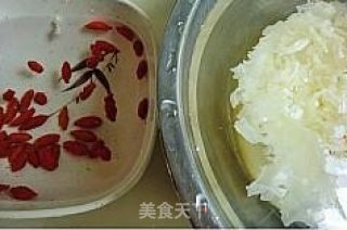 雪耳枸杞煲香梨的做法步骤：4