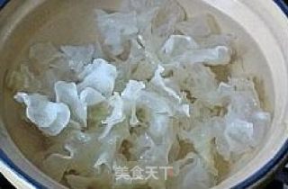 雪耳枸杞煲香梨的做法步骤：4